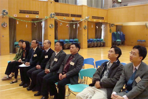观看学生表演
