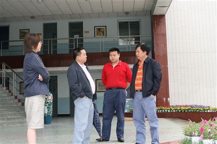 副县长谢仁根同志到我校视察