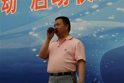 校长熊伟同志在现场安抚学生
