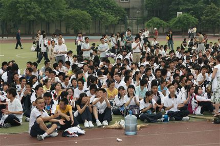 学生安全撤离到运动场休息