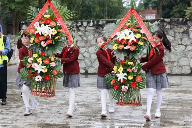 全体师生在建川博物馆广场举行献花仪式