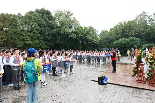 全体师生在建川博物馆广场举行献花仪式