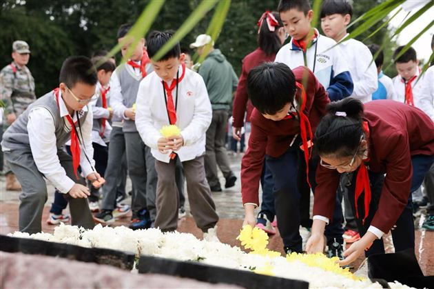 学生为烈士献花