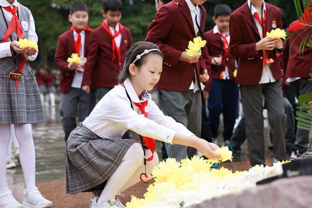 学生为烈士献花