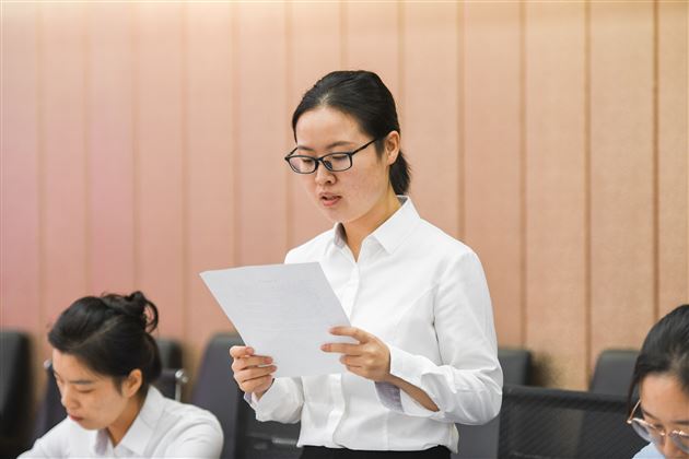 曾晓惠同志作汇报