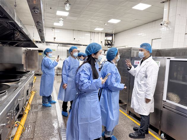 家委们走进后厨，实地察看食堂加工操作区域
