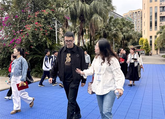漫步校园，年级老师向家委介绍校园环境与学生日常