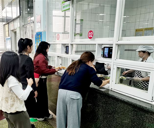 家委会委员体验学生打餐流程，感受校园就餐日常