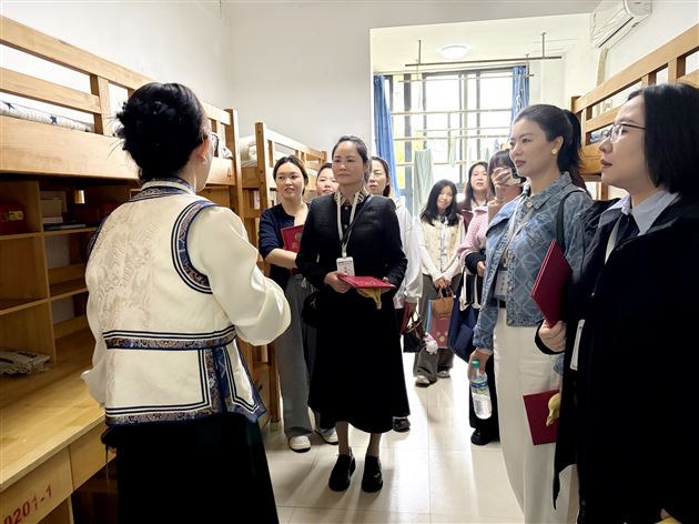 委员们走进学生寝室，近距离查看孩子们的住宿生活环境