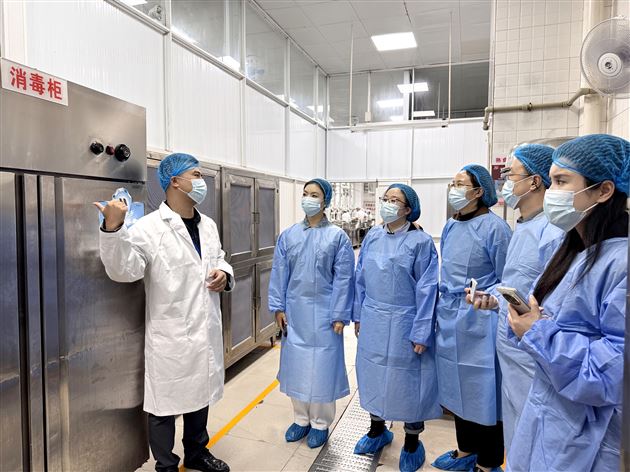 食堂负责人秦超介绍餐具消毒工作流程