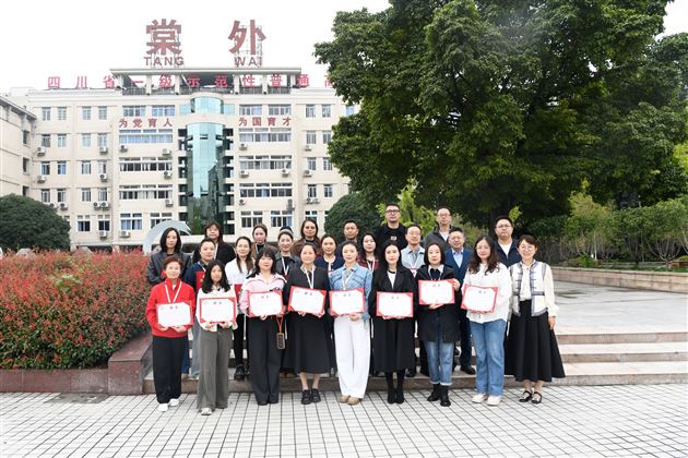 家委会委员手持聘书合影，见证家校携手的崭新起点