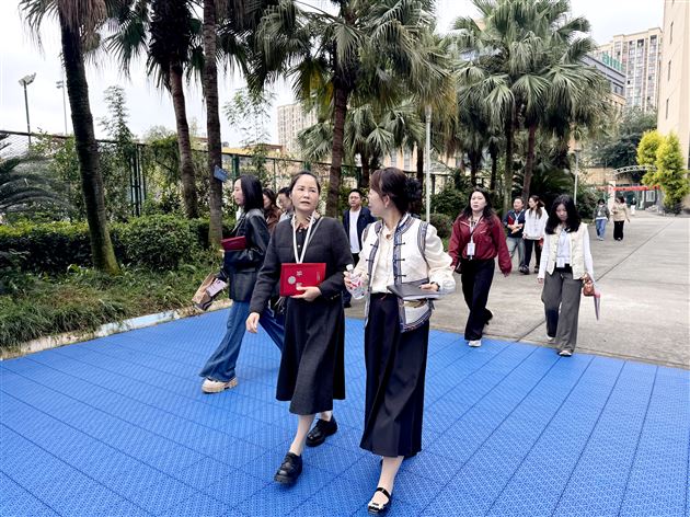 漫步校园，年级老师向家委介绍校园环境与学生日常